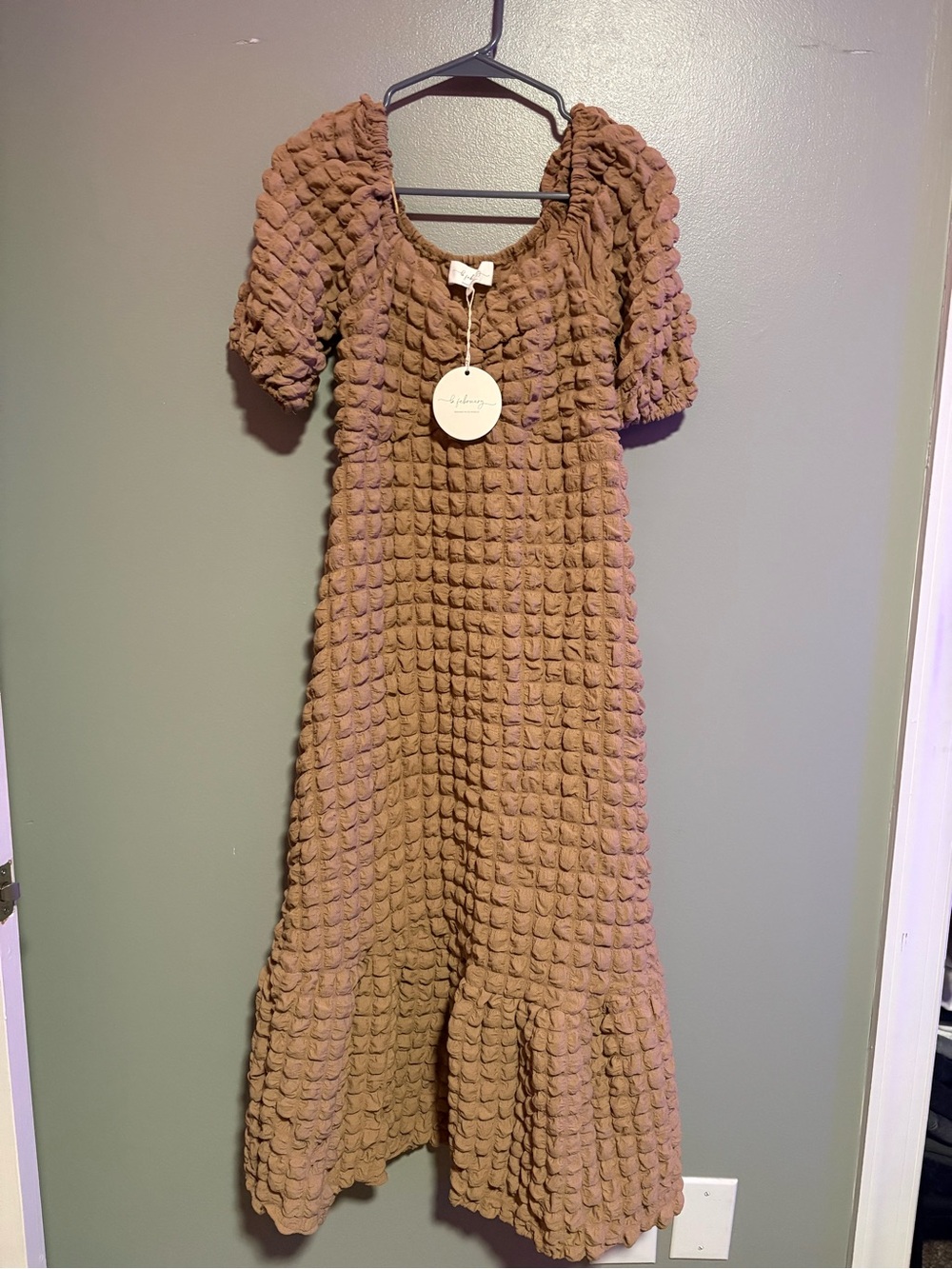 In February Textured Bubble Midi Dress Puff Sleeve Camel Brown Women’s Small NWT